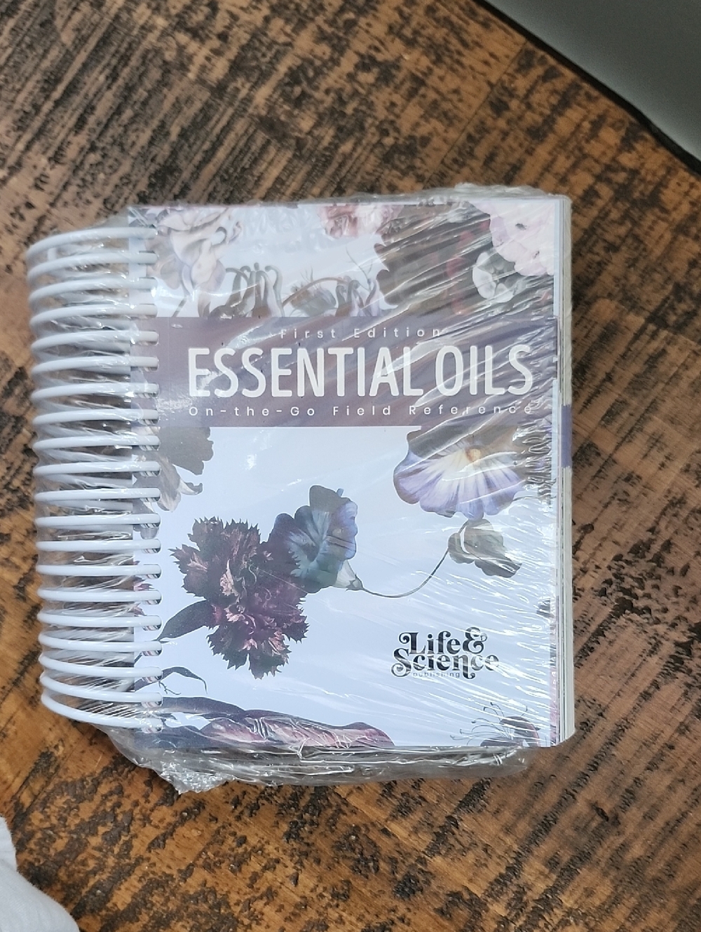Life Science Essential Oils On-the-Go Field Reference Book - *New* In Packaging
